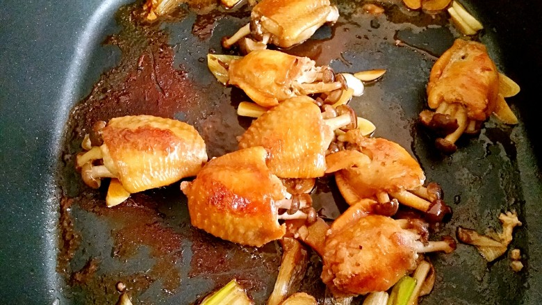 采鸡翅的小蘑菇（无油版）,然后将锅调制大火收汁。