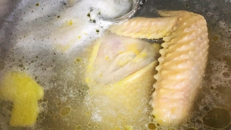 宝宝辅食18M➕：滋补香菇炖鸡汤,大火煮开后撇去上面的浮沫后捞出鸡肉