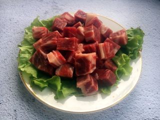 #春节健康菜# 铁板黑胡椒牛肉粒,把牛肉切成2厘米见方的牛肉粒。