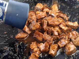 #春节健康菜# 铁板黑胡椒牛肉粒,翻炒均匀，撒入黑胡椒碎关火。