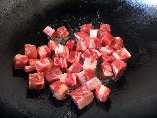 #春节健康菜# 铁板黑胡椒牛肉粒,放入牛肉粒。