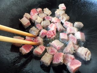 #春节健康菜# 铁板黑胡椒牛肉粒,将牛肉粒煎至颜色变白。