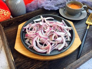 #春节健康菜# 铁板黑胡椒牛肉粒,铁板提前烤热，放入炒好了的洋葱丝。