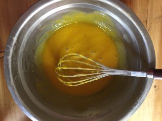 棒棒糖戚风蛋糕,将蛋黄与蛋清分离装入无水无油的盆中，蛋黄搅拌均匀
