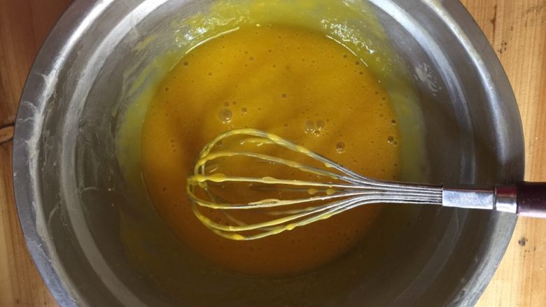 棒棒糖戚风蛋糕,将蛋黄与蛋清分离装入无水无油的盆中，蛋黄搅拌均匀
