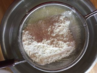 棒棒糖戚风蛋糕,过筛加入低粉搅拌均匀

