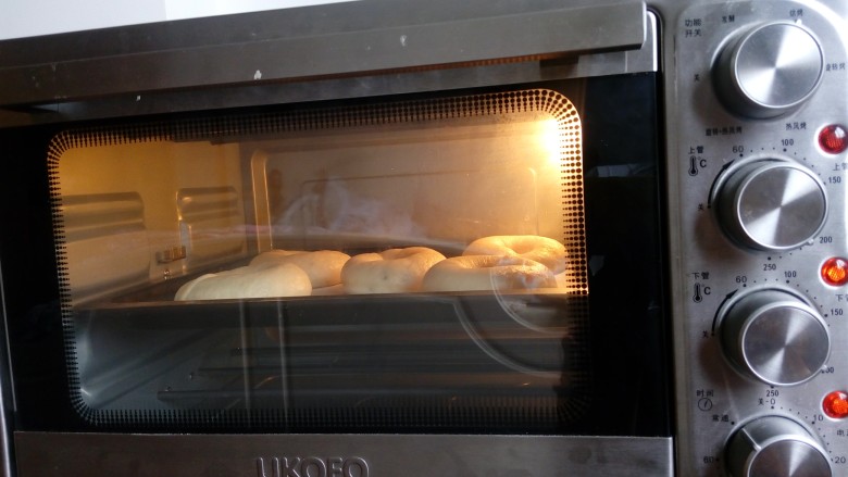 原味贝果（超详细版）,送入预热200℃的烤箱，中层，上下火，20分钟。
表面上色金黄即可，如果是可以上下火调节的，根据上色情况，最后几分钟面火可以调高20度。