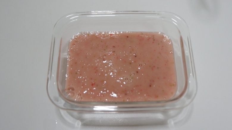 宝宝辅食—草莓藕粉糕,倒入铺好烘焙纸的容器内。