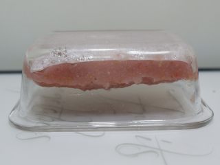 宝宝辅食—草莓藕粉糕,取出倒扣放凉后切块即可。