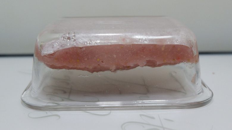 宝宝辅食—草莓藕粉糕,取出倒扣放凉后切块即可。