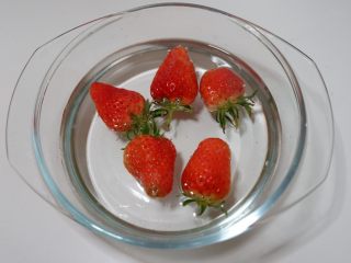 宝宝辅食—草莓藕粉糕,放入水中浸泡15分钟