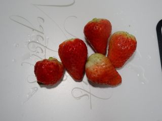 宝宝辅食—草莓藕粉糕,然后摘掉叶子再用凉白开不断冲洗干净。
