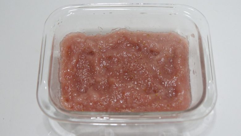 宝宝辅食—草莓藕粉糕,我使用的微波炉。2分钟定型
