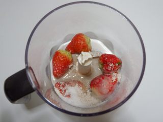 宝宝辅食—草莓藕粉糕,所有食材混合好。