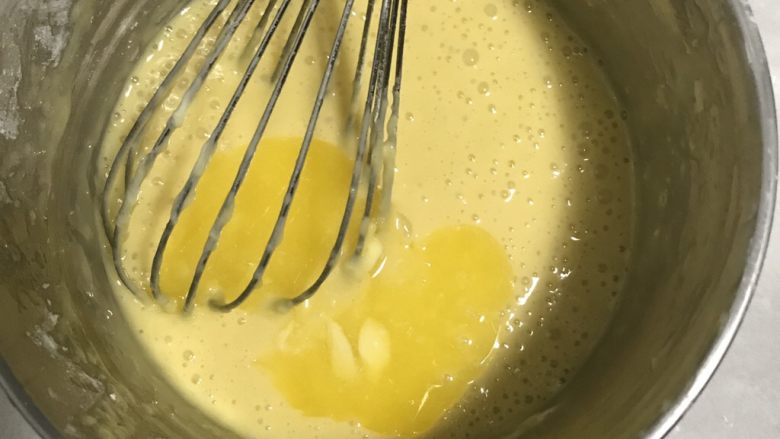 迷彩玛德琳,在加入融化后的黄油，黄油不烫手就可以了