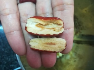 香喷喷的玉米浓浆,完整的两半红枣