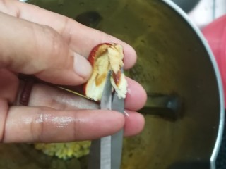 香喷喷的玉米浓浆,如图所示，很简单，两下就搞定一个红枣