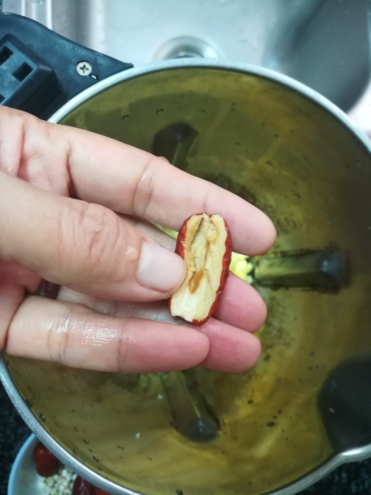 香喷喷的玉米浓浆,看，取出核的红枣。
千万别用手指抠，非常痛的。