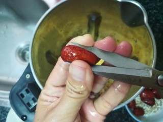 香喷喷的玉米浓浆,红枣用剪刀剪开。