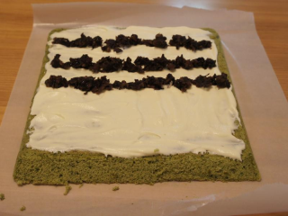 抹茶蜜豆蛋糕卷,均匀的抹上奶油，铺上蜜豆。