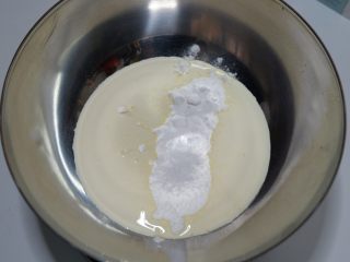 抹茶蜜豆蛋糕卷,等待蛋糕的凉的差不多了，来打发奶油。奶油加入糖粉