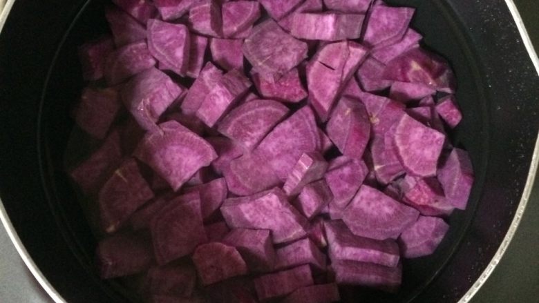 全麦紫薯辣松软欧面包,紫薯切成小块，放入锅中蒸熟。