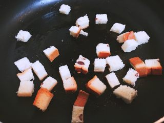 清甜解腻养脾胃的南瓜浓汤,吐司切丁，用刷子涂层油在平底锅上，中小火慢慢烤脆