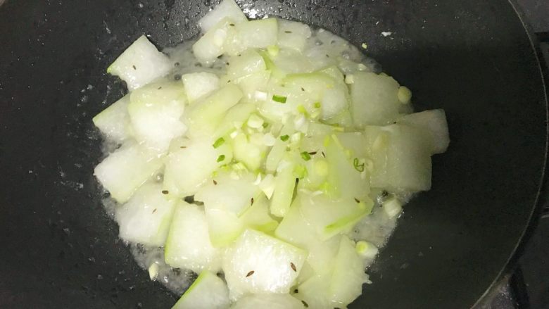 素食者的福音～干炒冬瓜,稍微翻炒，翻匀就可以了。