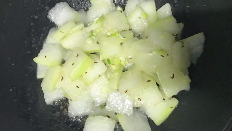 素食者的福音～干炒冬瓜,撒入葱花翻匀，看看冬瓜片由白色装成浅绿色立即出锅。