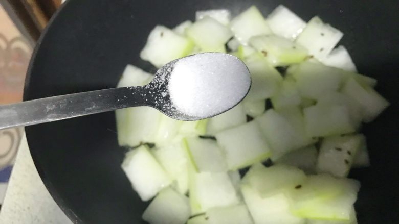 素食者的福音～干炒冬瓜,翻炒一下，加入不到一小匙盐。