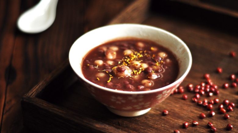 桂花赤豆小圆子,出锅，撒上桂花干。香甜可口来上一碗，冬日里的暖心小点