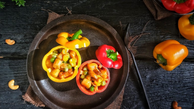 干贝虾仁玉米彩椒盅,阳光明媚的一天开始，让鲜艳的美食愉悦我们的眼睛👀吧！