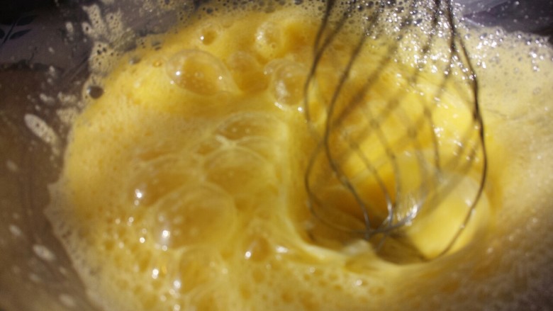 蜂蜜小蛋糕,用打蛋器搅至白糖融化