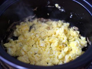 什锦咖喱虾仁蛋炒饭（砂锅版）,热锅凉油烧至六成热时打散鸡蛋后炒熟盛出备用
