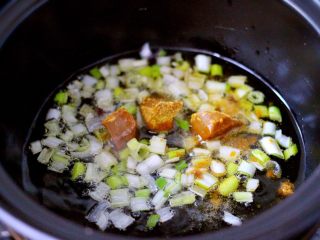 什锦咖喱虾仁蛋炒饭（砂锅版）,小火慢慢把咖喱块融化后
