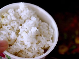 什锦咖喱虾仁蛋炒饭（砂锅版）,加入隔夜的米饭一碗