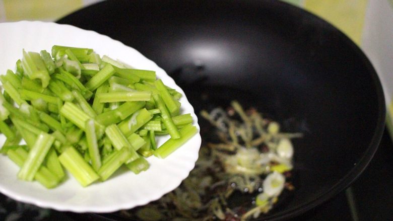 八爪蛸辣爆芹菜,加入切段的芹菜