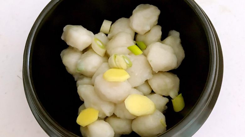 砂锅鱼丸紫菜汤,加入葱花和姜片
