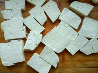 蒜苗烧豆腐,豆腐切半厘米厚薄片