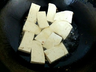 蒜苗烧豆腐,锅烧热，放入适量植物油，油热，放入豆腐