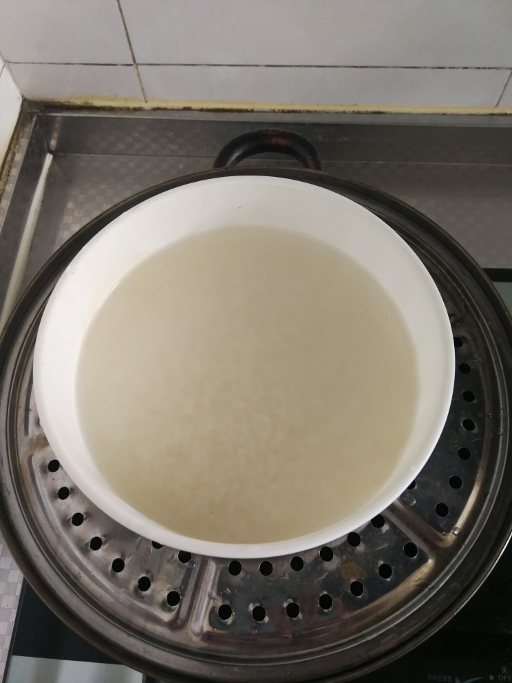 老北京小吃艾窝窝,然后把糯米洗净，然后倒入漠过米的水1厘米，然后放入蒸锅蒸45分钟拿出。
