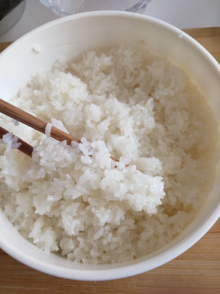 老北京小吃艾窝窝,把正好的糯米用筷子搅拌一下，等待晾凉。
