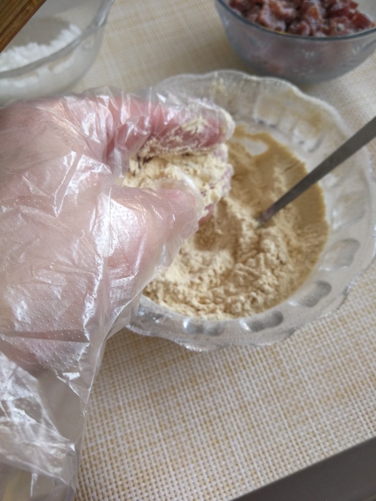 老北京小吃艾窝窝,然后带上手套沾点熟面粉，以防止熟糯米粘手。