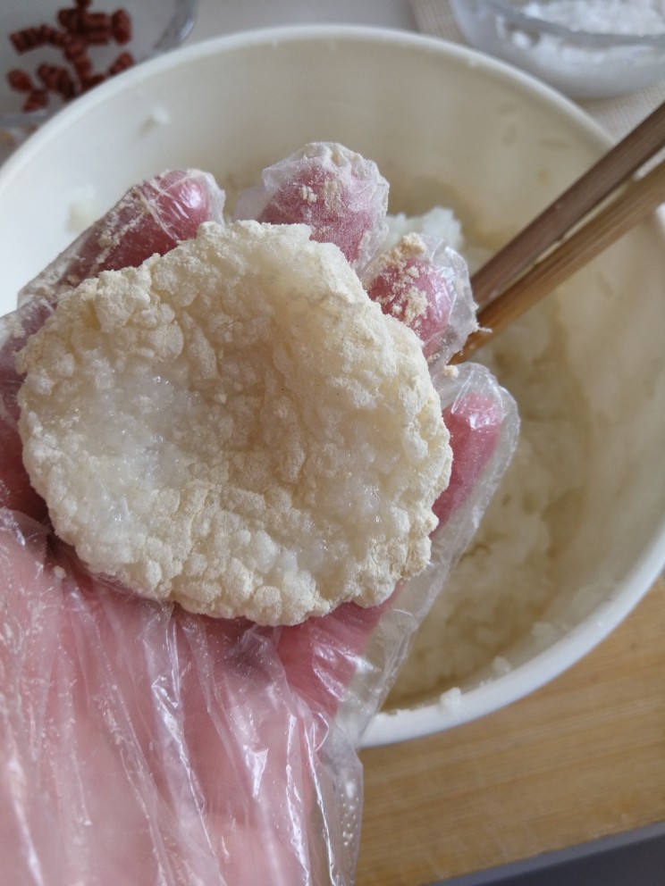 老北京小吃艾窝窝,沾点熟面粉按成米饼。注意轻轻一按就可以不要按的太薄，太薄容易露馅。