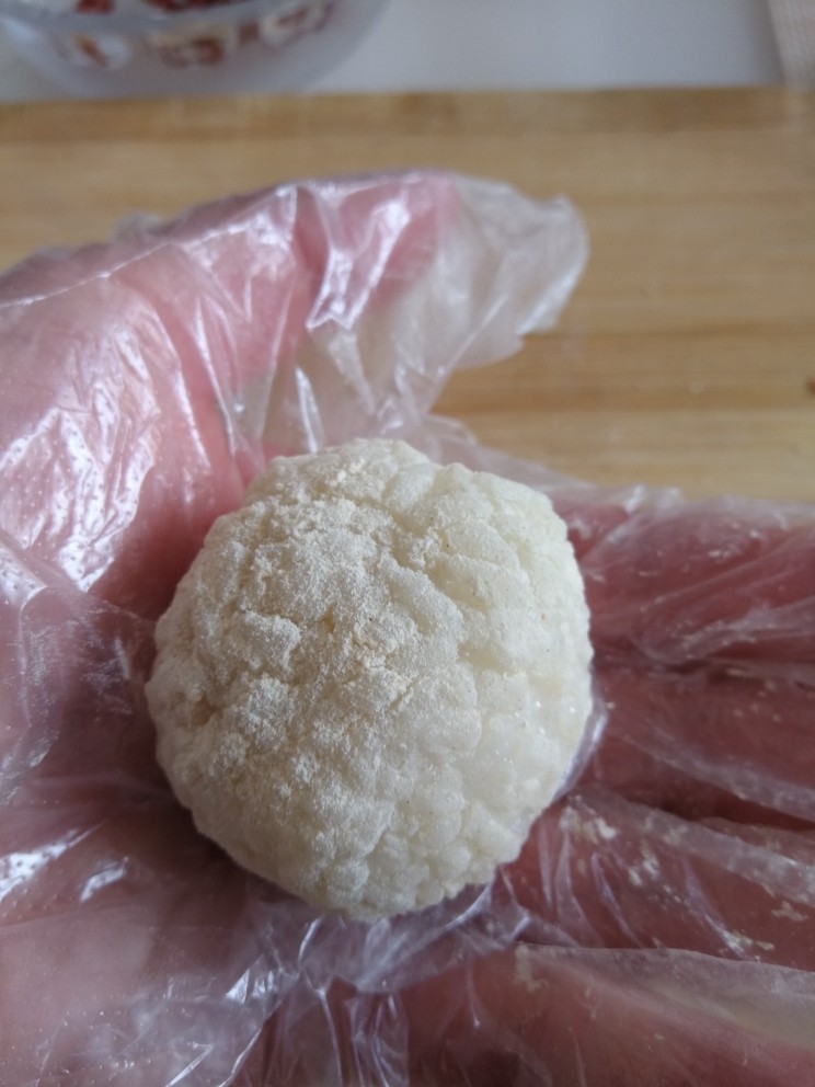 老北京小吃艾窝窝,之后包成圆球，一边包一边搓圆形，表面在沾点熟面粉。