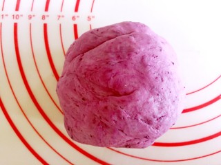 双色花卷～让孩子爱上吃饭,紫薯面团揉好后从面包桶里取出