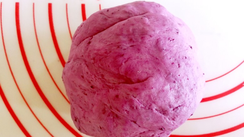 双色花卷～让孩子爱上吃饭,紫薯面团揉好后从面包桶里取出