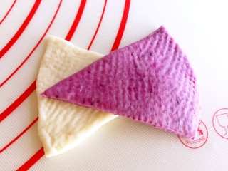 双色花卷～让孩子爱上吃饭,取一小片白面片放在下面，上面压上一块紫薯面片