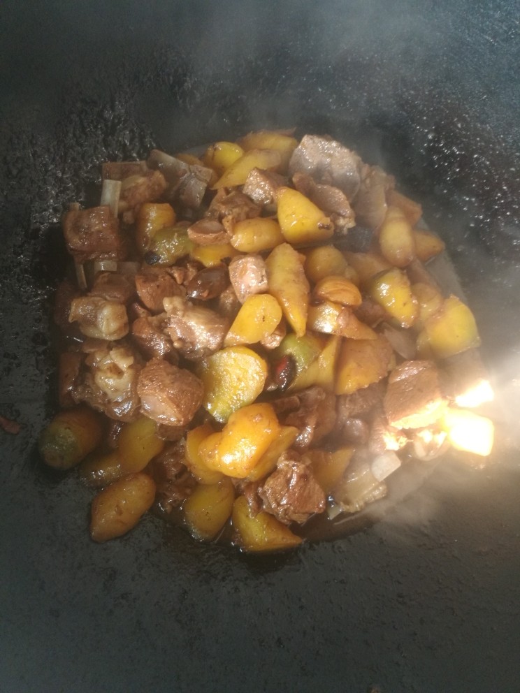 黄色胡萝卜闷羊肉,萝卜和肉炖烂后大火收汁