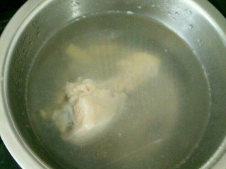 炸春卷(饺子皮版),鸡腿剥皮，放水里加入姜和料酒，煮八分钟捞出凉凉。